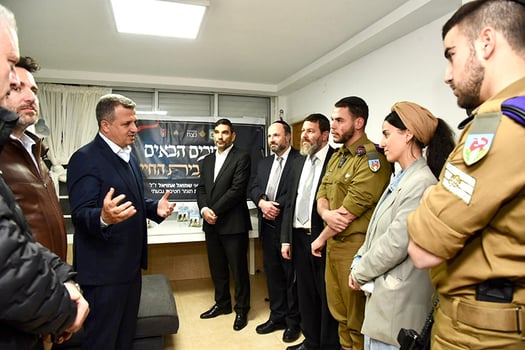 רועי ברזילי, סגן ראש עיריית רמת גן, כרמל שאמה הכהן, ראש עיריית רמת גן, רוני בן חמו מנהל קשרי קהילה ב״נצח יהודה״, הרב אהרן אוברמייסטר, הרב יצחק דויטש, אמאל אמויאל, אחות החלל ולוחמי צה״ל, צילום: ענת סודאי אלאלוף